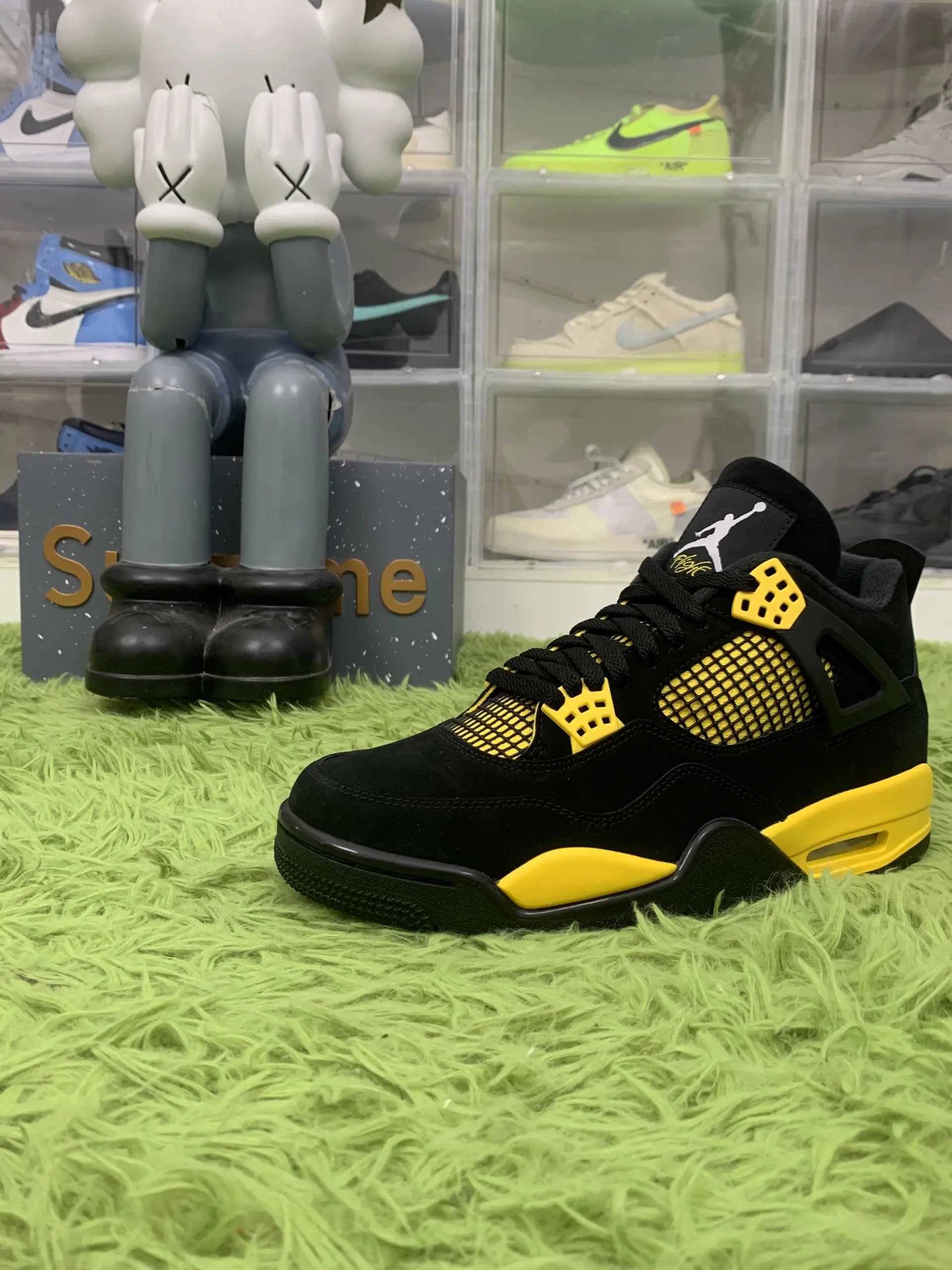 Jordan 4 Thunder